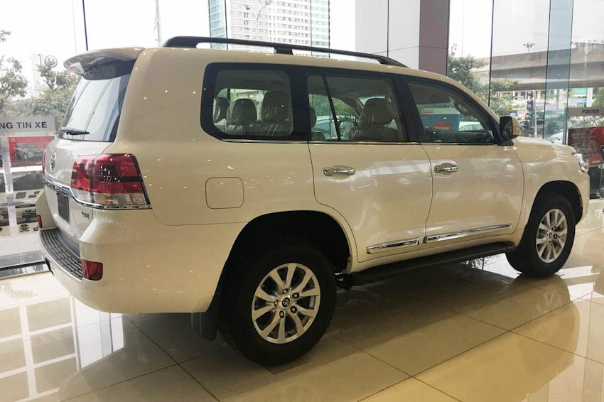 Toyota Land Cruiser 2019 chính hãng được chào bán với giá xấp xỉ 4 tỷ đồng